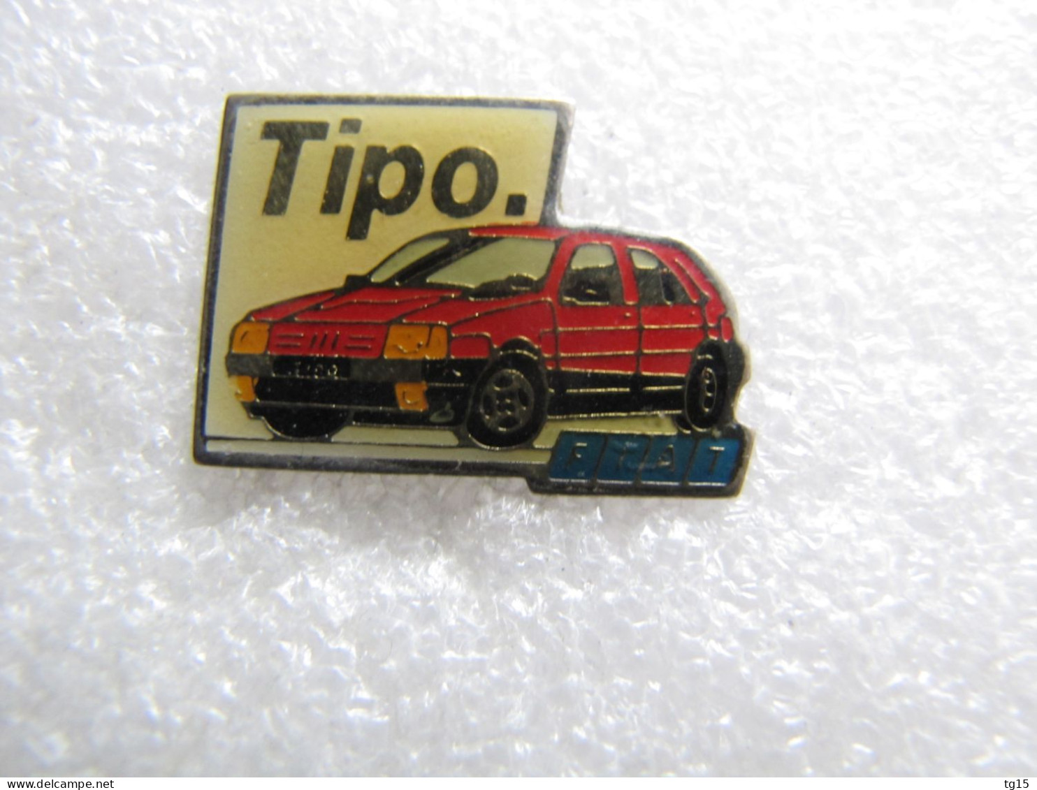 PIN'S    FIAT  TIPO - Fiat