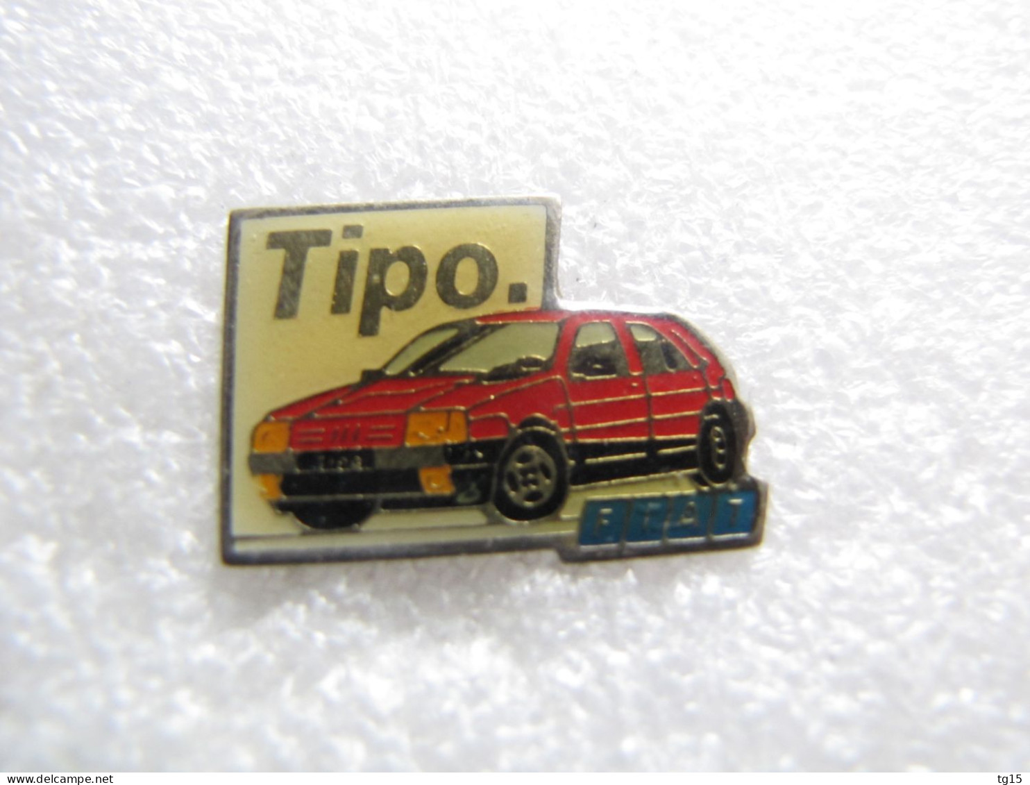 PIN'S    FIAT  TIPO - Fiat