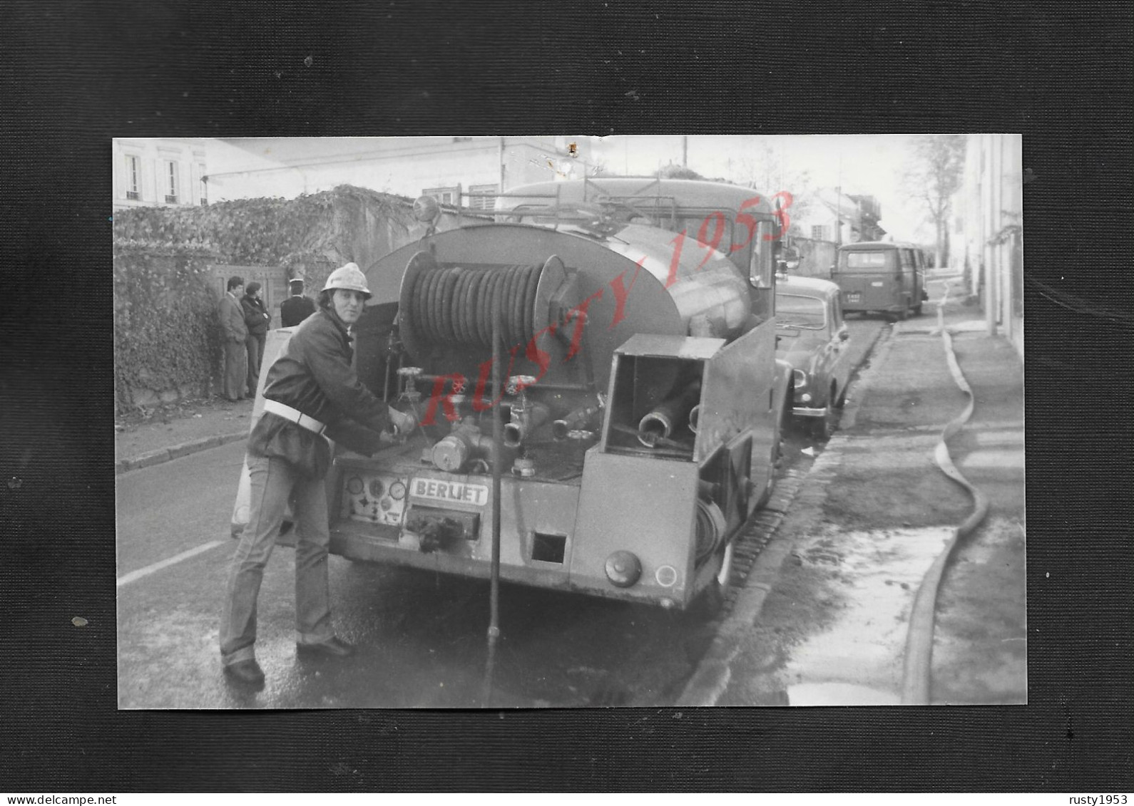 MILITARIA PHOTO 13X9 POMPIER À COUILLY PONT AUX DAMES 77 CAMION POMPE BERLIET FOURGON GENDARME & 4 L RENAULT : - Firemen