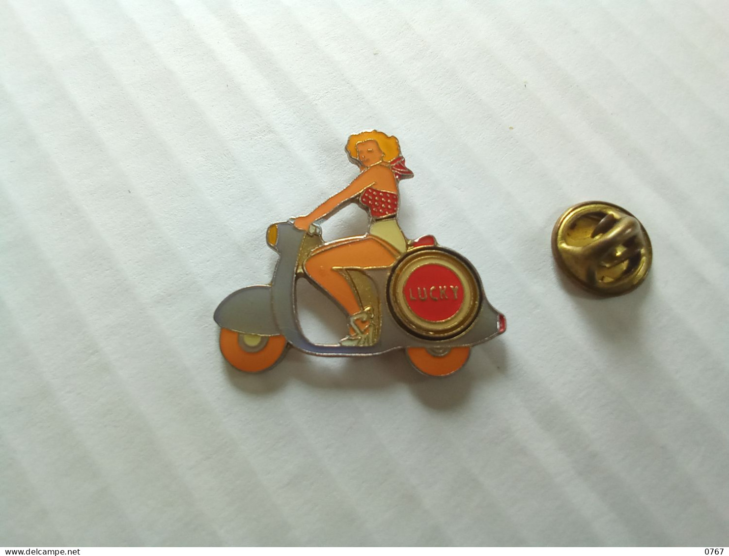 Ancien Pin's Pin S PIN-UP LUCKY SCOOTER VESPA  Vintage (bazarcollect28) - Pin-ups