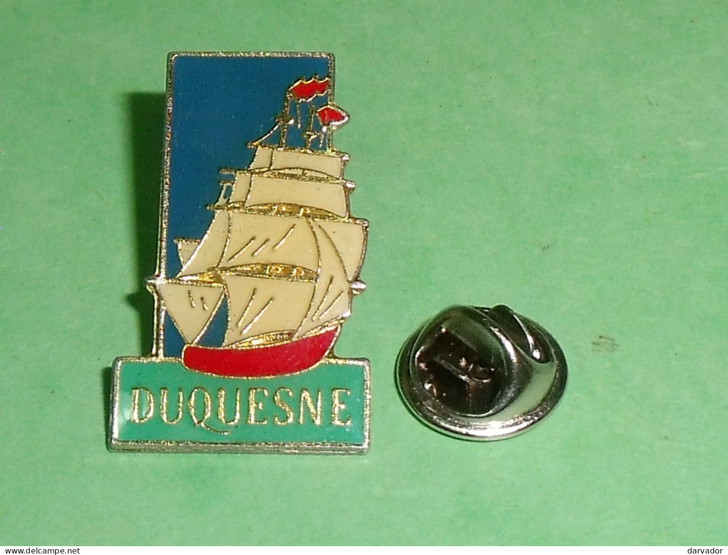 TB3z / Pin's / Voile : Voilier , Duquesne     ( état ,voir Scan ) - Segeln