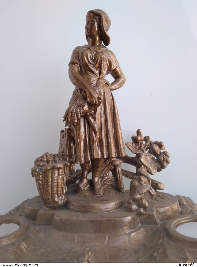 Grand Encrier En Métal (bronze ?) Représentant Une Paysanne  Et La Vigne - Tintenfässer