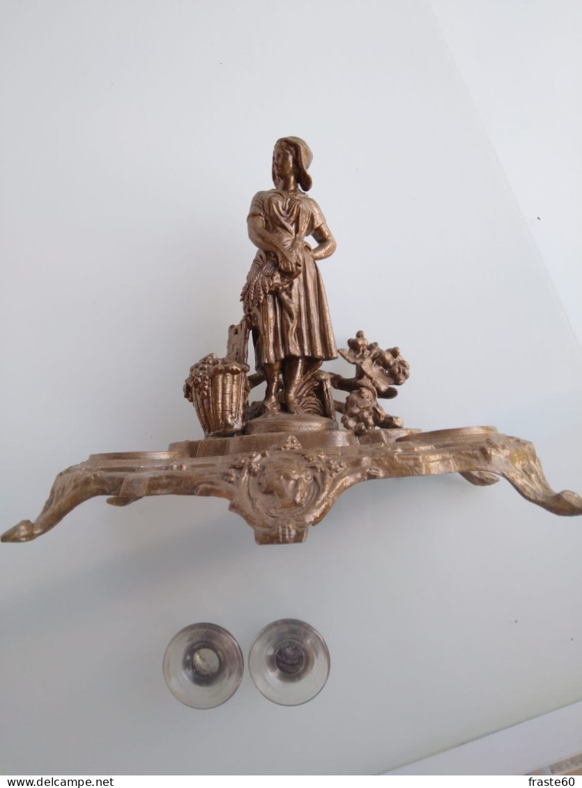 Grand Encrier En Métal (bronze ?) Représentant Une Paysanne  Et La Vigne - Inkwells