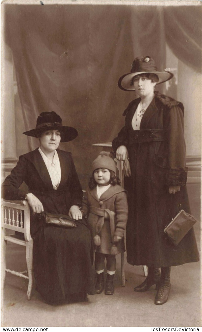 CARTE PHOTO - Photographie - Deux Femmes Avec Une Petite Fille Au Milieu - Carte Postale Ancienne - Groupes D'enfants & Familles