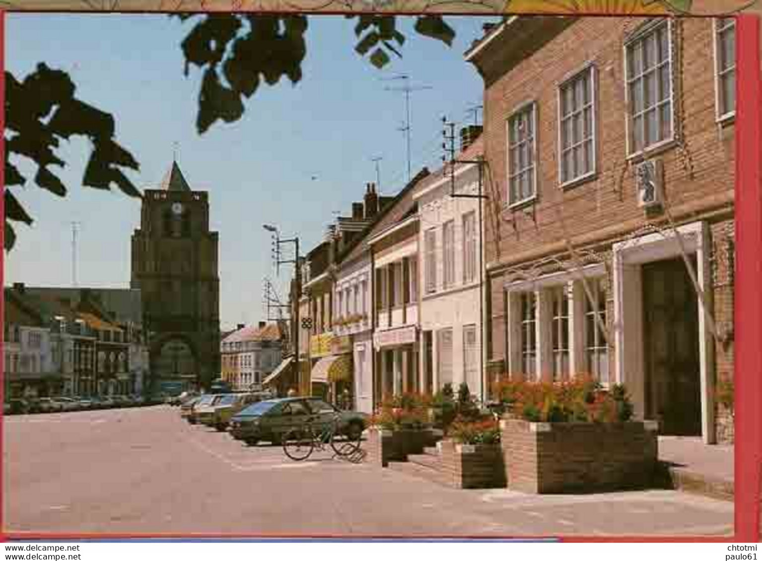 WORMHOUT : L'Eglise Et La Mairie Voitures Velo - Wormhout