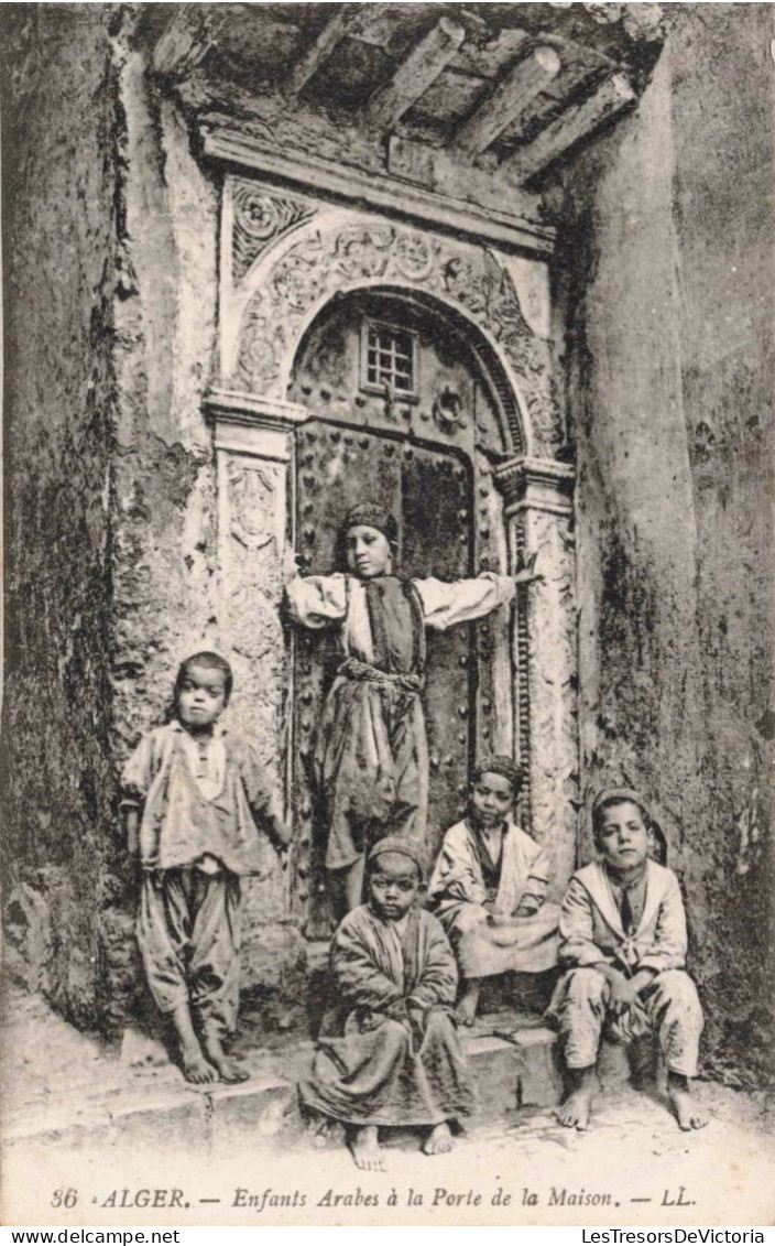 ALGERIE - Alger - Enfants Arabes à La Porte De La Maison - LL - Carte Postale Ancienne - Alger