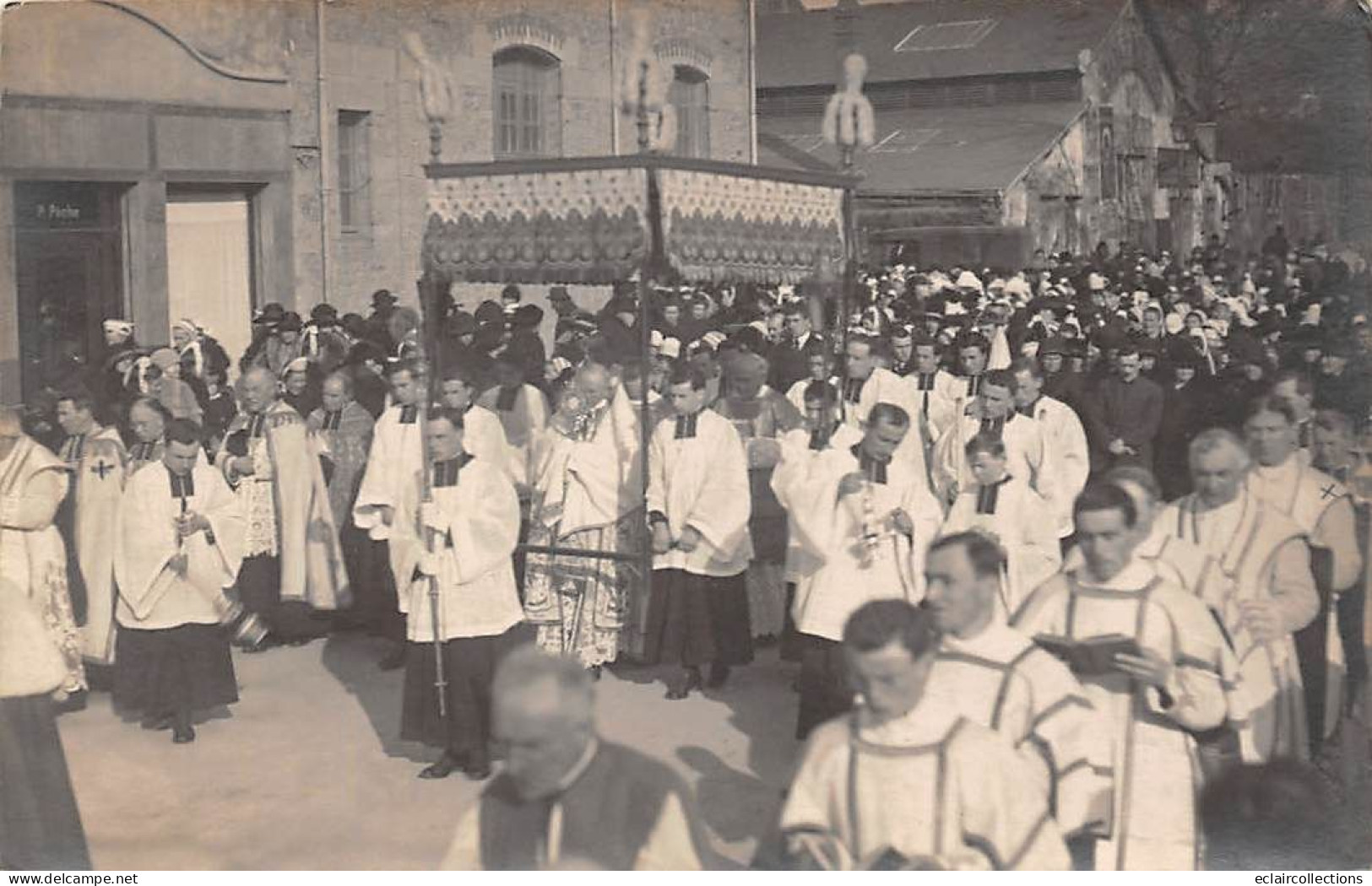 Quimper       29         Joli lot de 14 cartes photo de la Fête Dieu 1925-30 dans différentes rues      (voir scan)