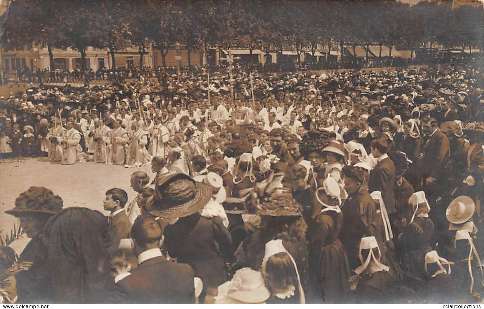 Quimper       29         Joli lot de 14 cartes photo de la Fête Dieu 1925-30 dans différentes rues      (voir scan)