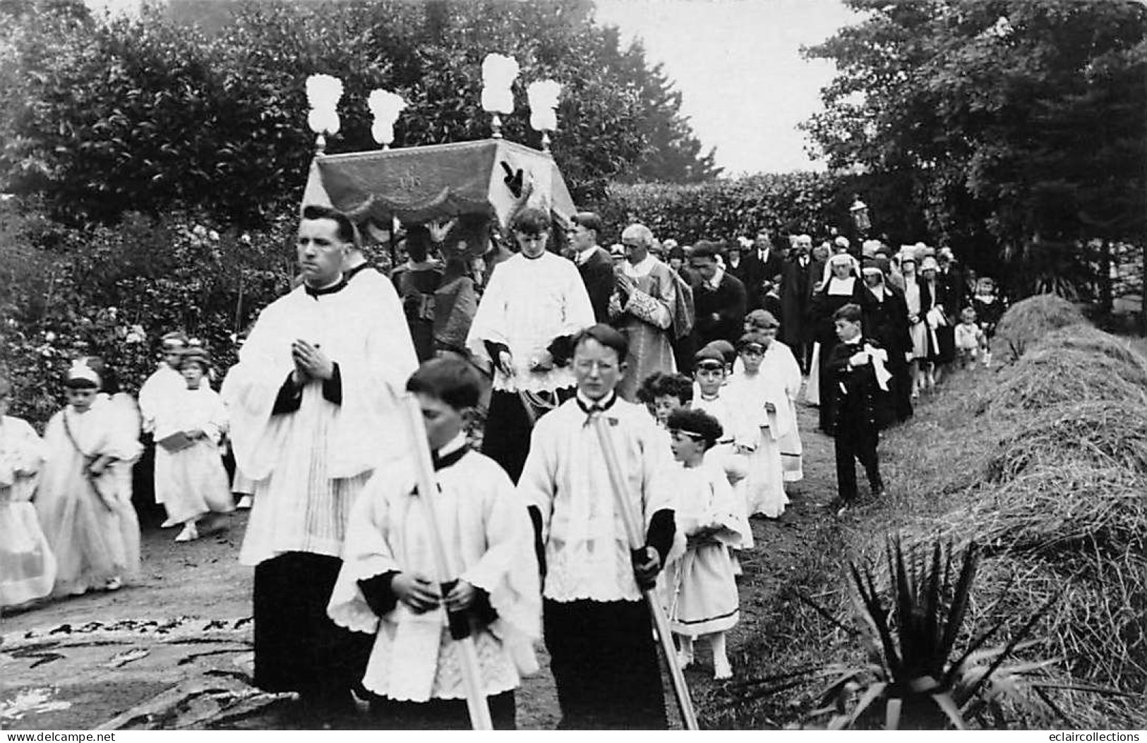 Quimper       29         Joli lot de 14 cartes photo de la Fête Dieu 1925-30 dans différentes rues      (voir scan)