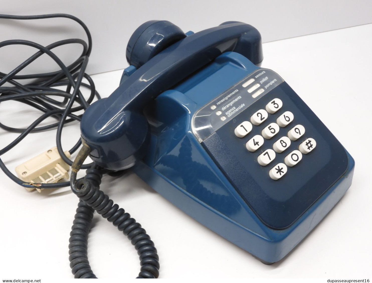 - TELEPHONE A TOUCHES VINTAGE Couleur BLEUE COLLECTION DECO XXe De Grenier    E - Telefontechnik