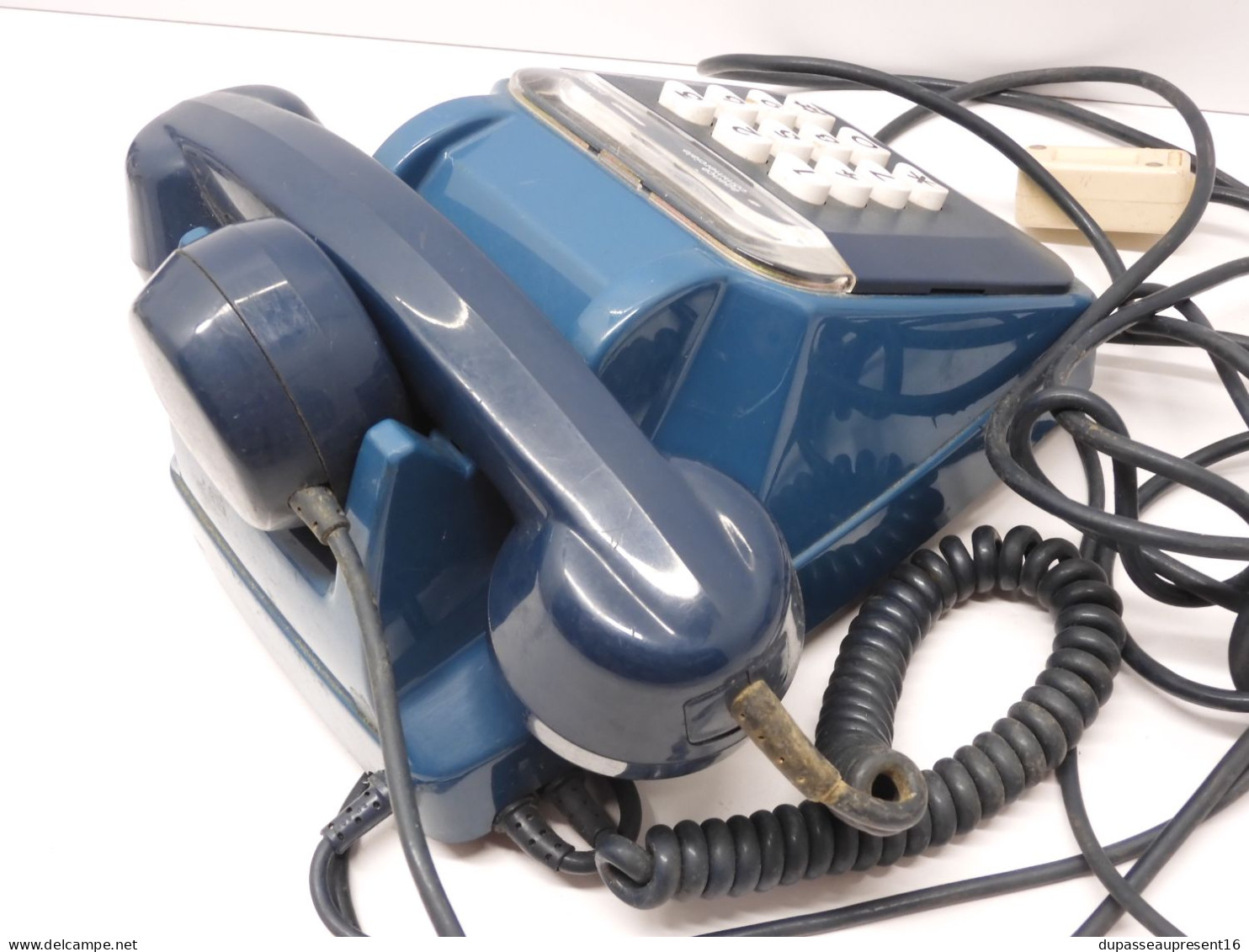 - TELEPHONE A TOUCHES VINTAGE Couleur BLEUE COLLECTION DECO XXe De Grenier    E - Téléphonie