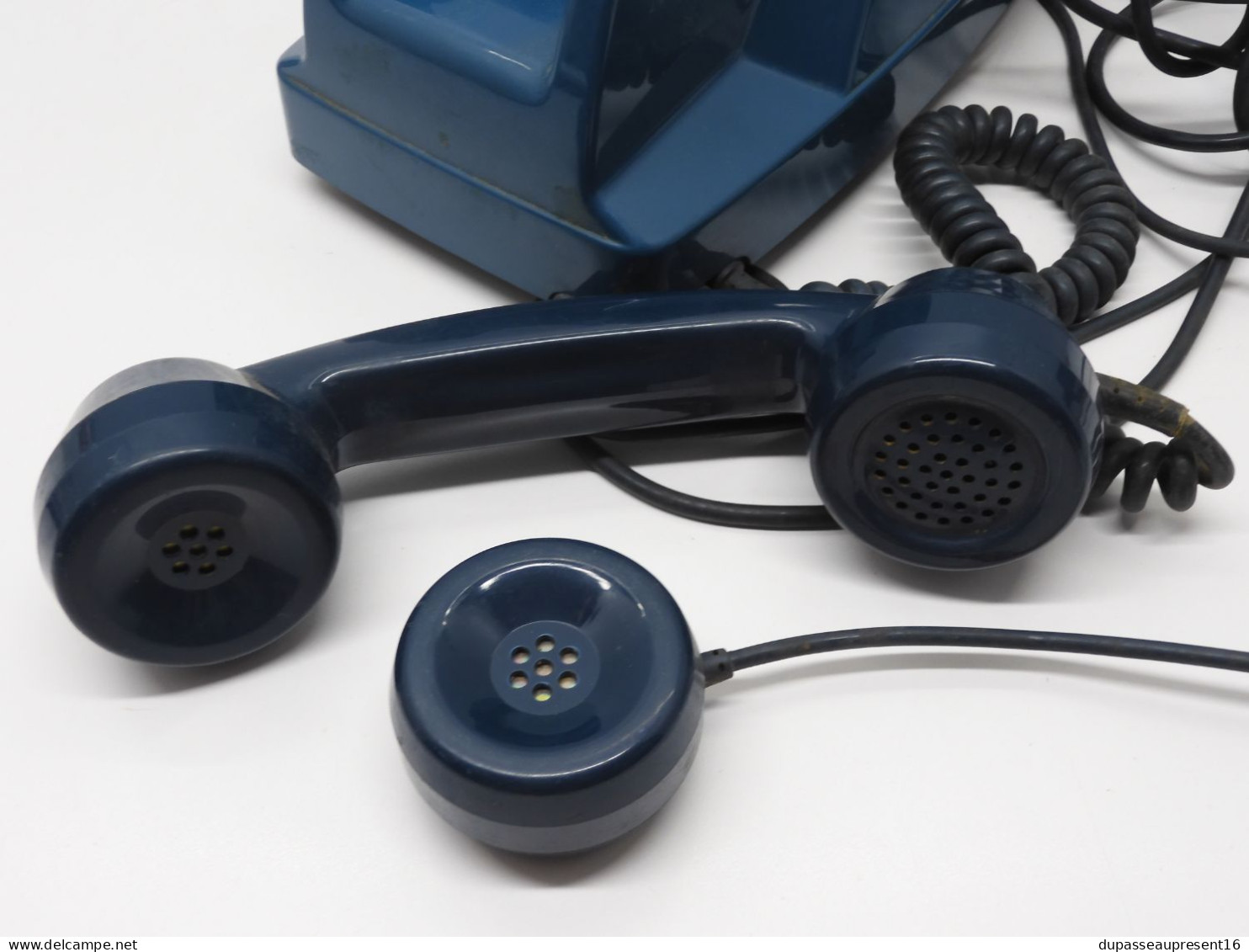 - TELEPHONE A TOUCHES VINTAGE couleur BLEUE COLLECTION DECO XXe de Grenier    E