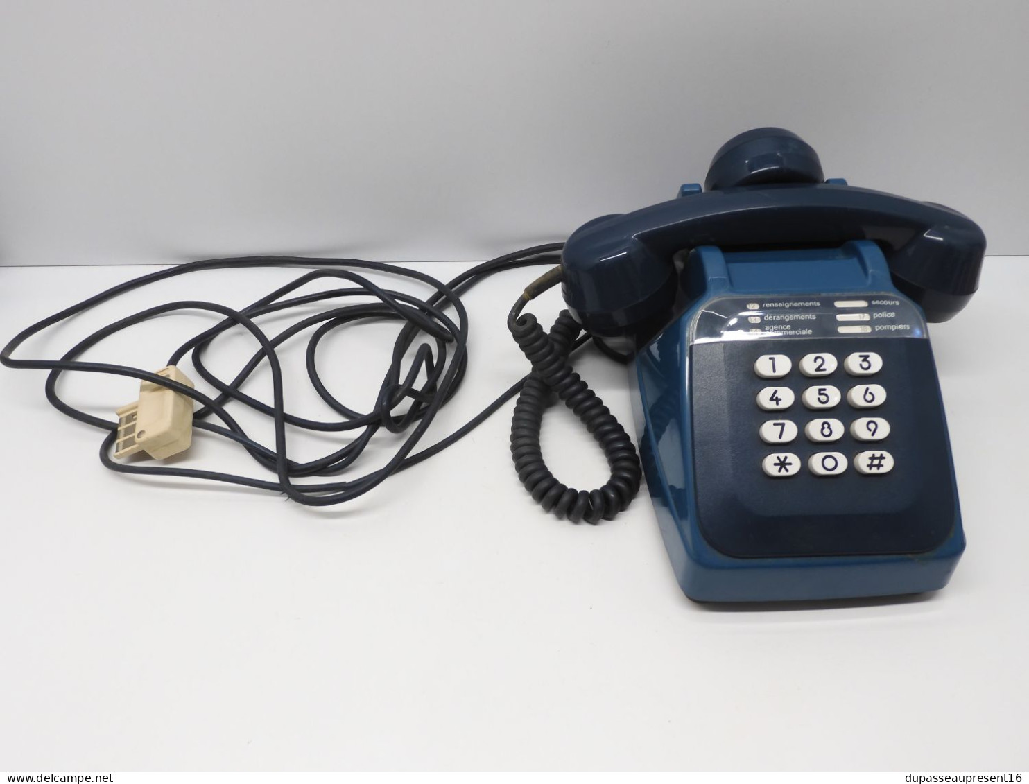 - TELEPHONE A TOUCHES VINTAGE couleur BLEUE COLLECTION DECO XXe de Grenier    E