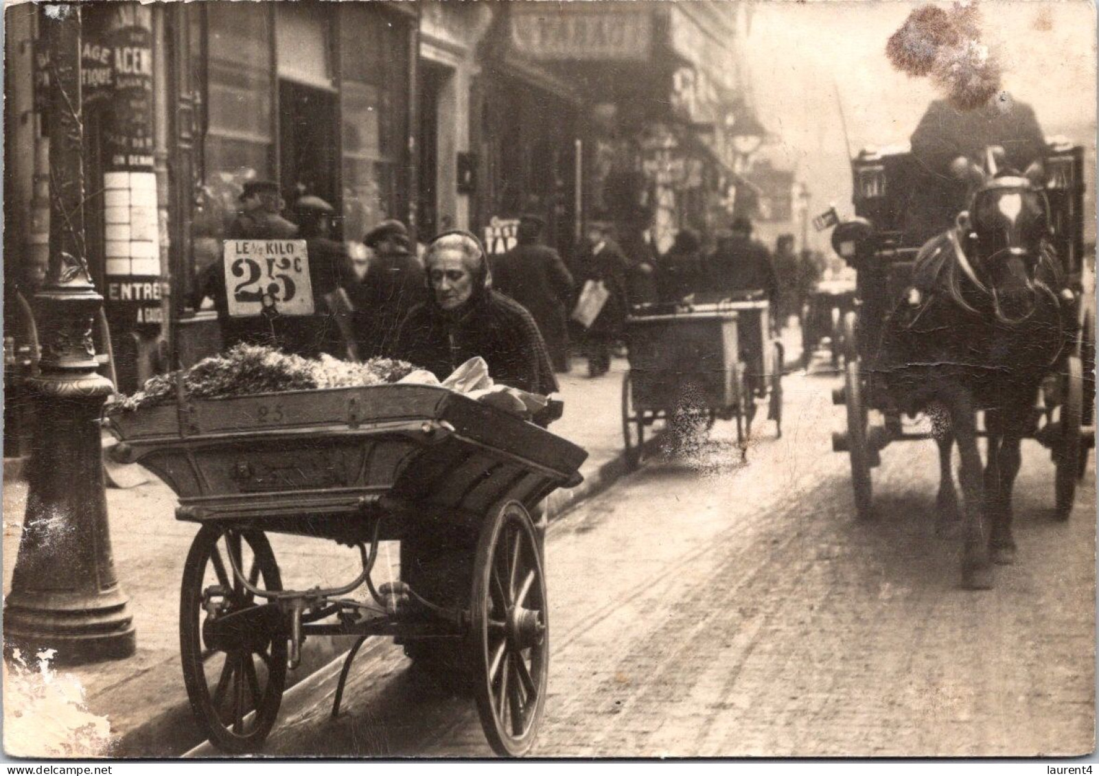 27-7-2023 (3 S 54) France - B/w - Paris In 1900 (shopping Cart - Marchant) - Marchands