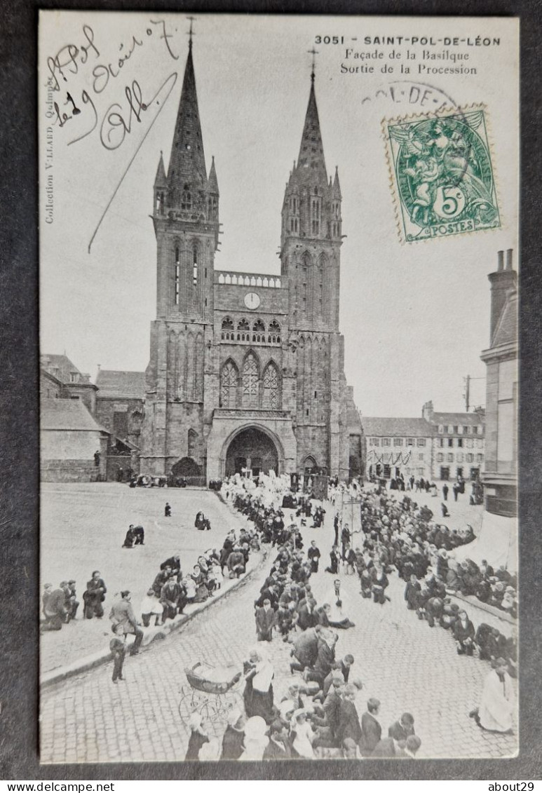 CPA 29 SAINT POL DE LEON - Façade De La Basilique - Sortie De La Procession  - Edit Villard 3051 - Réf Q 287 - Saint-Pol-de-Léon