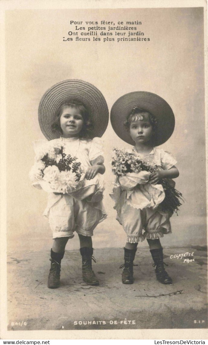 ENFANTS - Souhaits De Fêtes - Deux Petites Filles Tenant Des Fleurs - Carte Postale Ancienne - Grupo De Niños Y Familias
