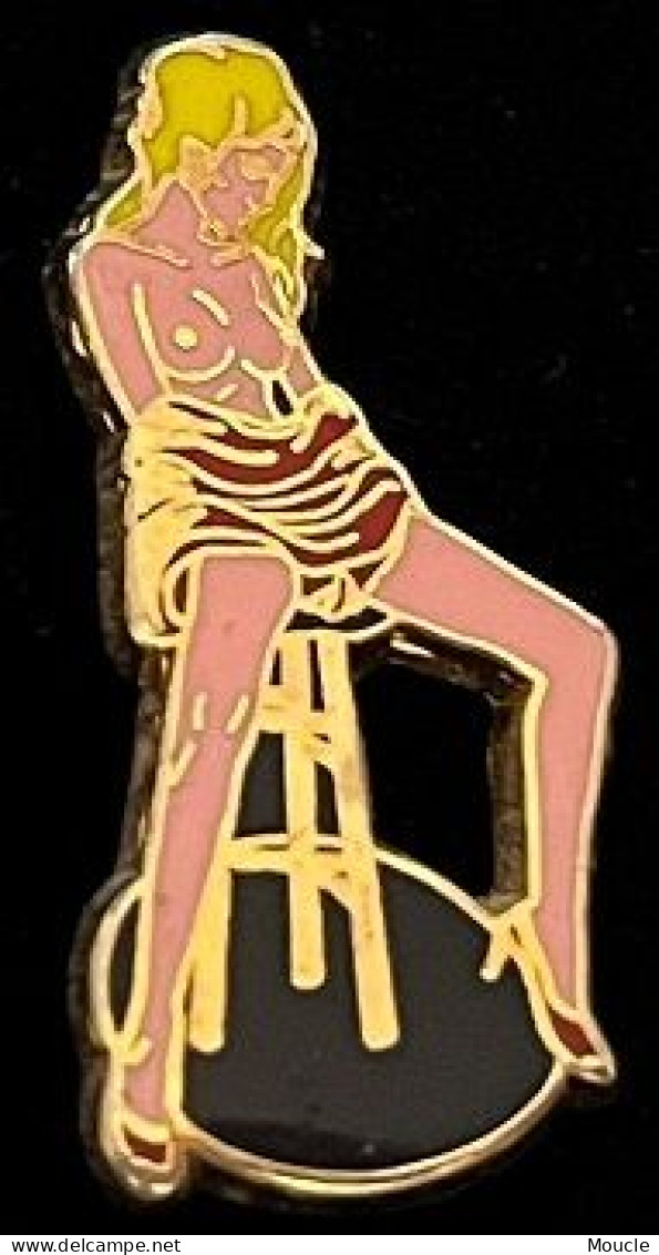 PIN-UPS - PIN-UP - BLONDE ASSISE SUR UN TABOURET - CHEVEUX - PINUP - ELIXYR - DORE A L'OR FIN -  EGF -   (30) - Pin-ups