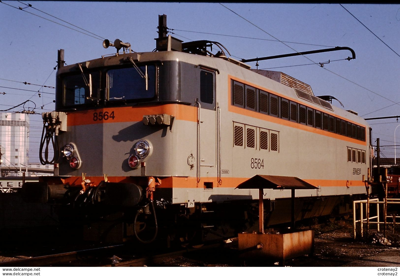 Photo Diapo Diapositive Slide Train Wagon Locomotive Electrique SNCF BB 8564 à VITRY MASSENA Le 18/11/93 VOIR ZOOM - Diapositives