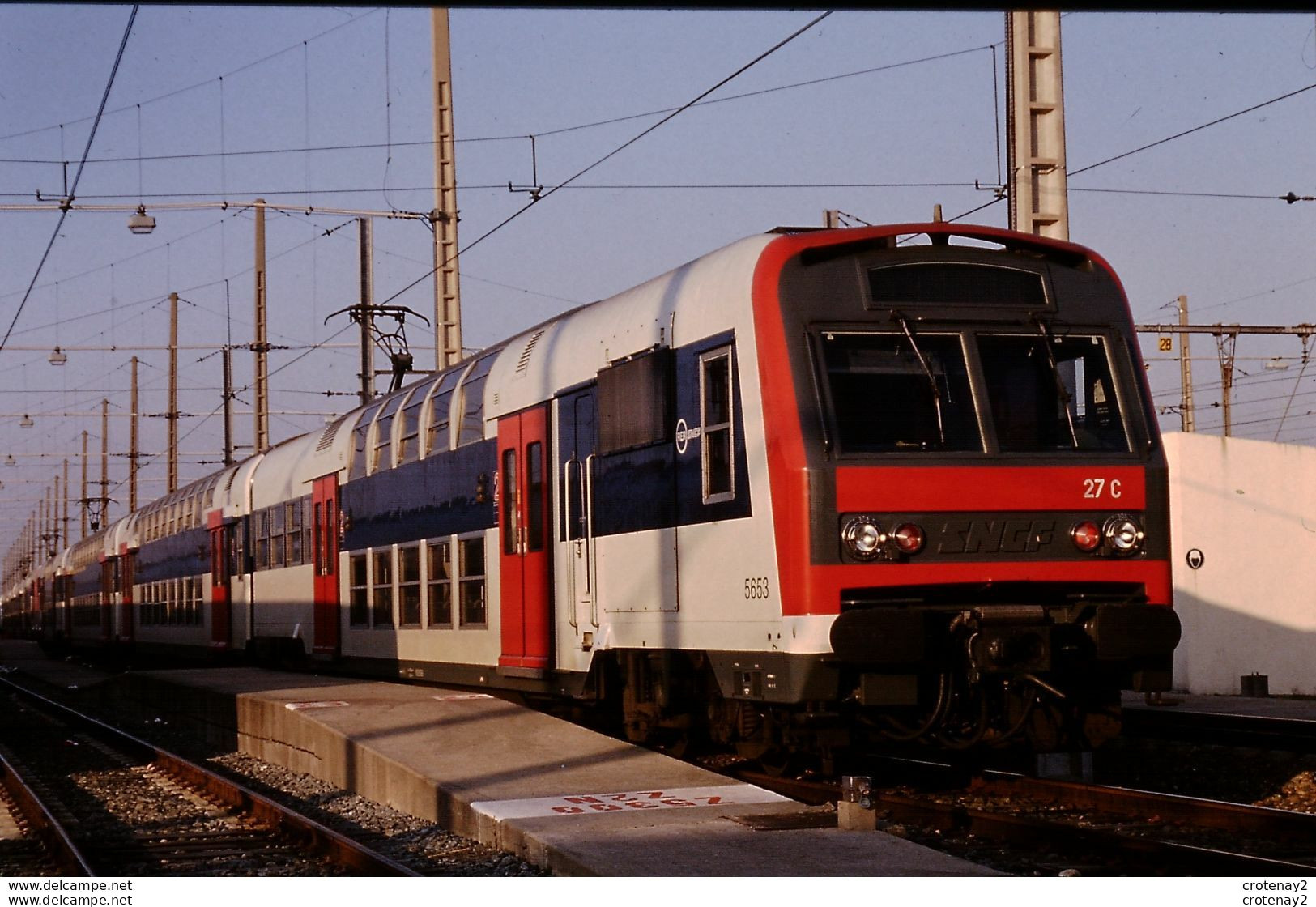 Photo Diapo Diapositive Slide Train Wagon Rame Banlieue SNCF Z2N 5653 AUX ARDOINES Le 18/11/93 VOIR ZOOM - Diapositives