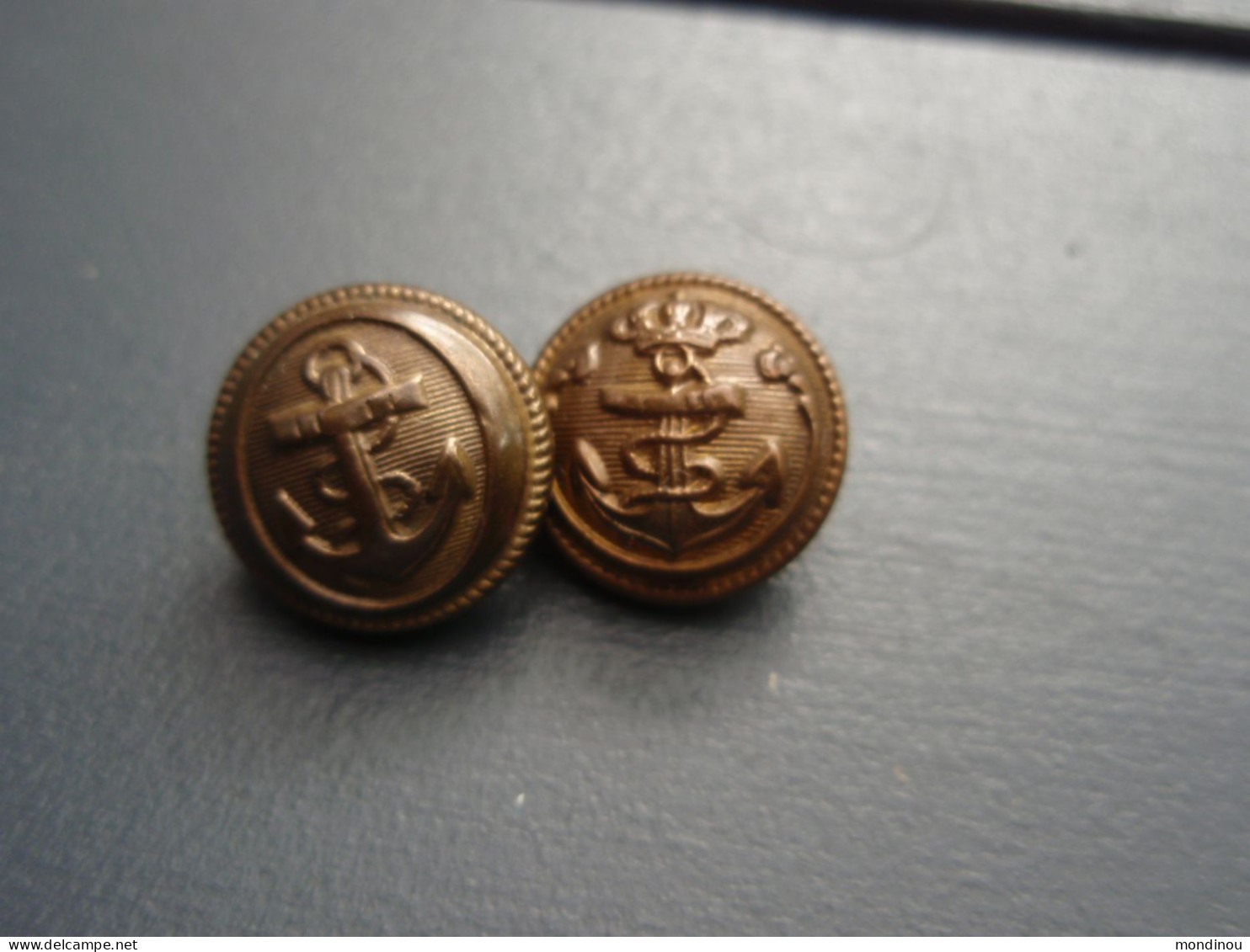 Deux Jolis Petits  Boutons à L'ancre De Marine . 14.5 Mm - Un Avec Couronne - Paris & 14 Mm Paris - Buttons