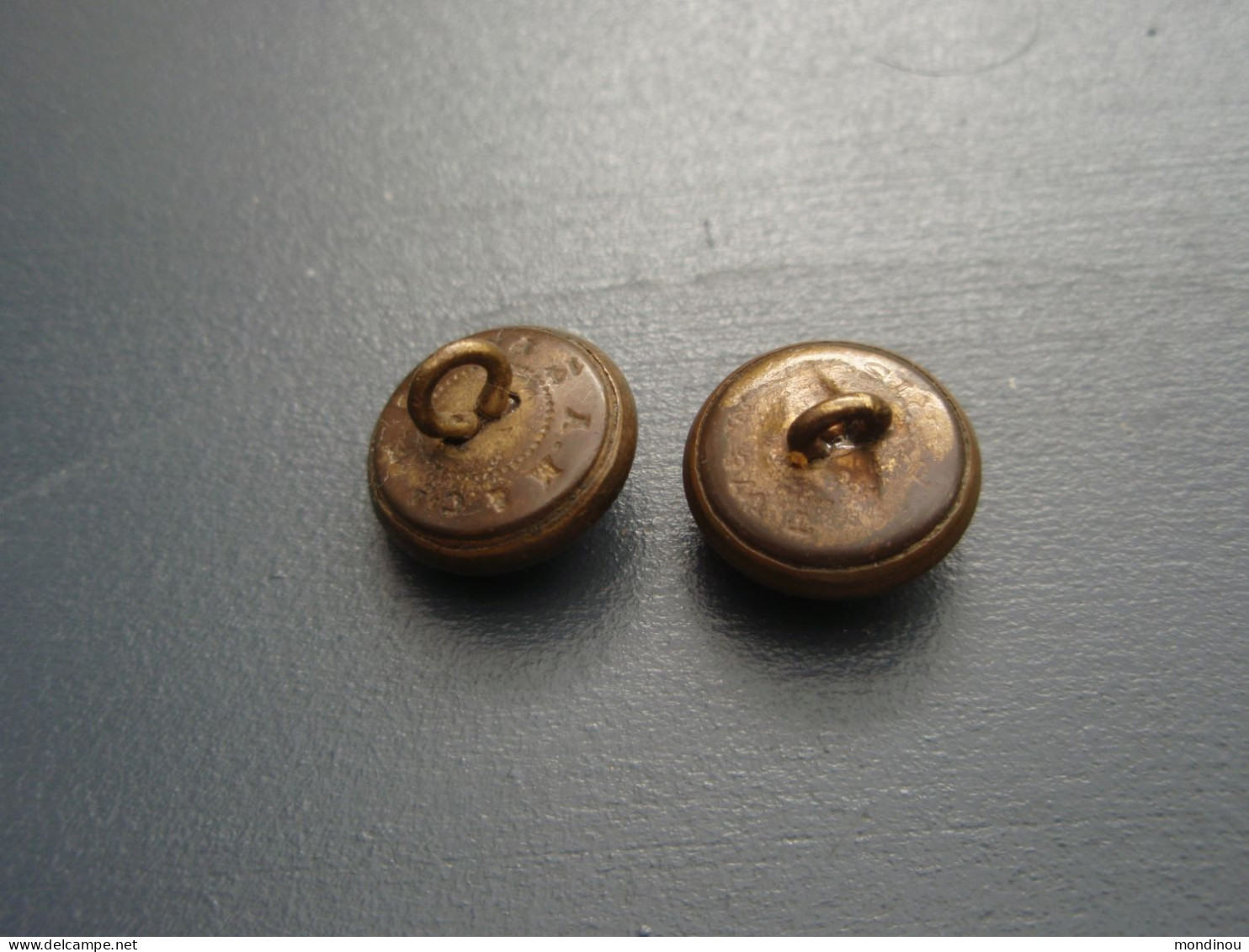 Deux Jolis Petits  Boutons à L'ancre De Marine . 14.5 Mm - Un Avec Couronne - Paris & 14 Mm Paris - Knoppen