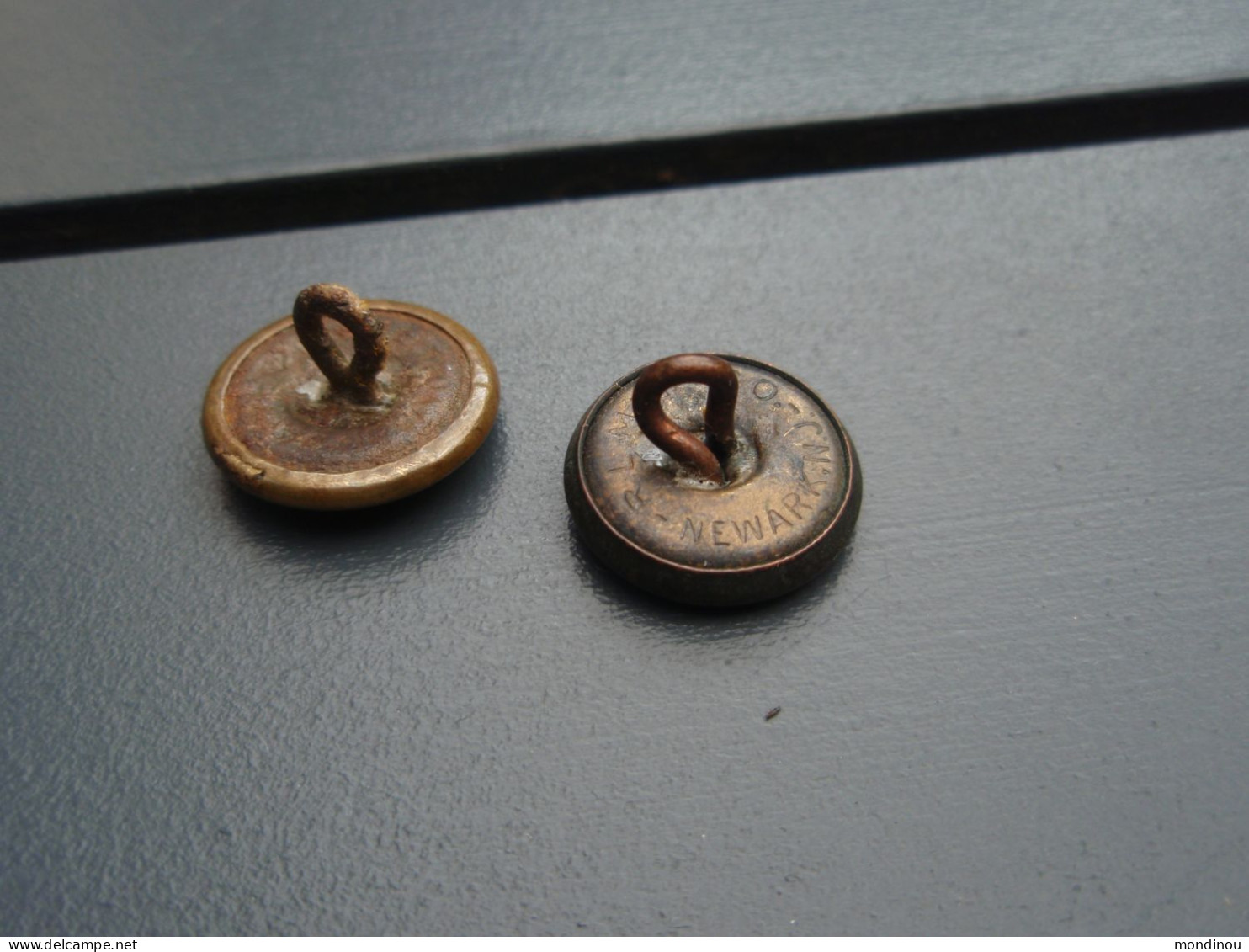 Deux Jolis Petits  Boutons Américains - Le Clair = 15.5 Mm, Le Foncé = 15 Mm - Bottoni