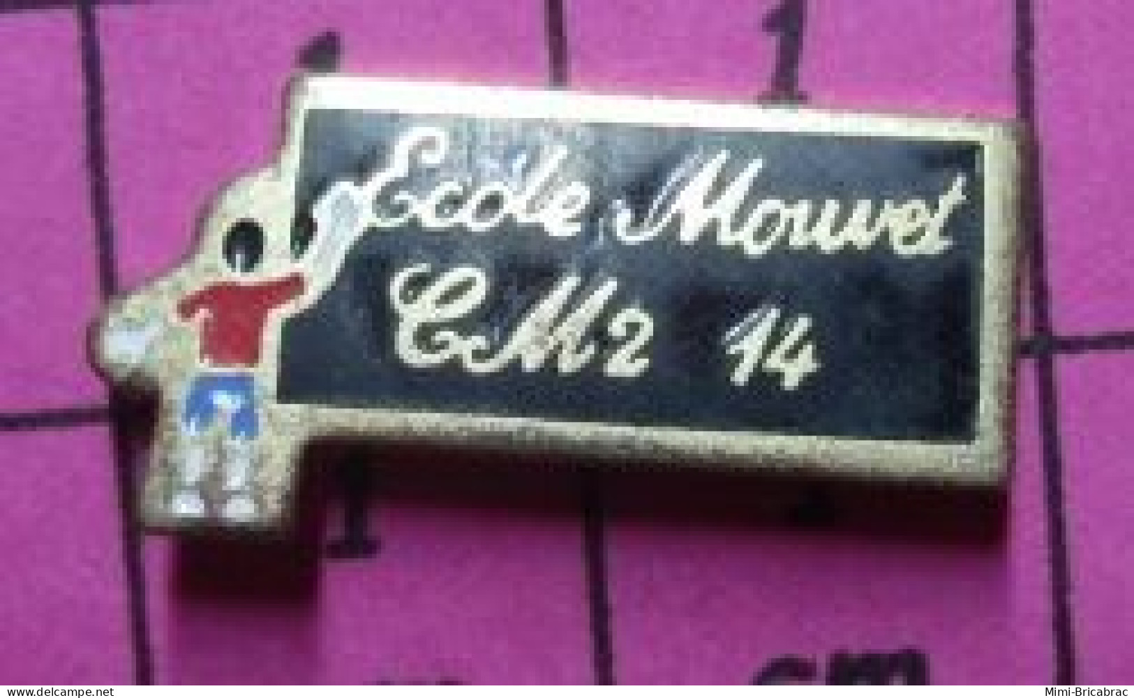 720 Pins Pin's  / Rare Et De Belle Qualité / ADMINISTRATIONS / ECOLIER TABLEAU NOIR ECOLE MOUVET CM2 14 - Judo