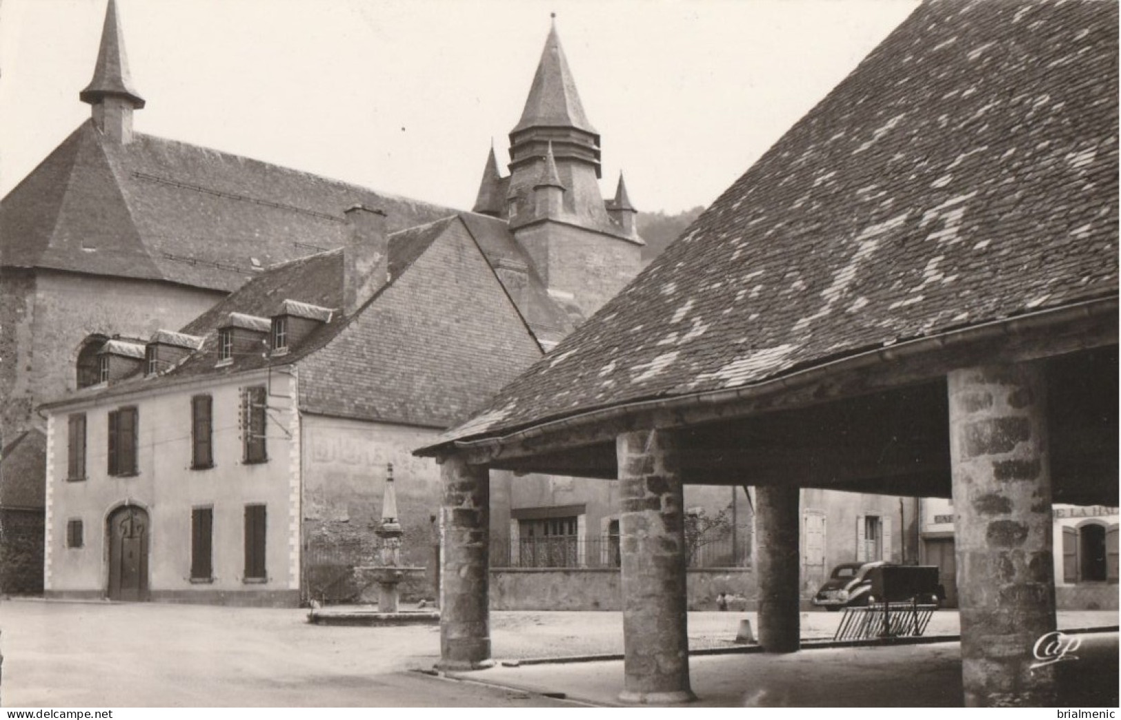 CAMPAN  La Halle, La Fontaine Et L'église - Campan