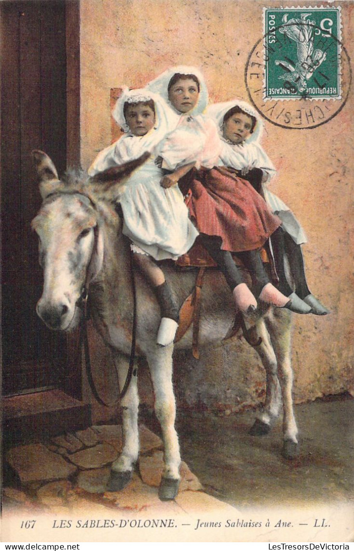 FOLKLORE - Les Sables D'Olonne - Jeunes Sablaises à Ane - Carte Postale Ancienne - Costumi