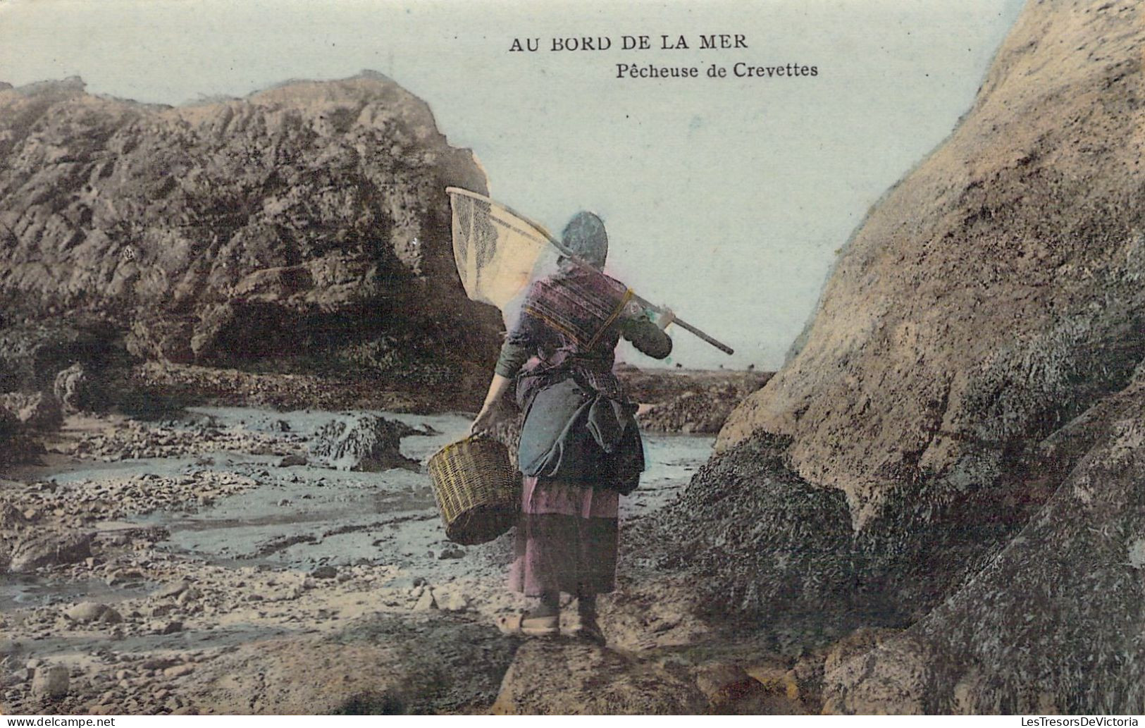 FOLKLORE - Au Bord De La Mer - Pêcheuse De Crevettes - Carte Postale Ancienne - Costumi