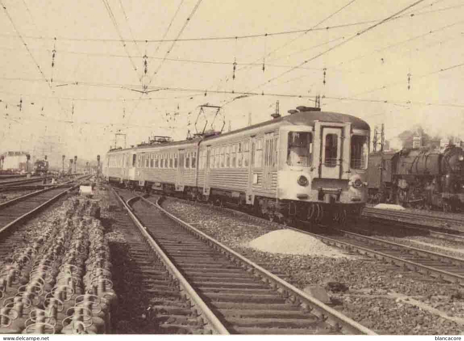 SNCB / En Gare De BRUXELLES NORD - Chemins De Fer, Gares