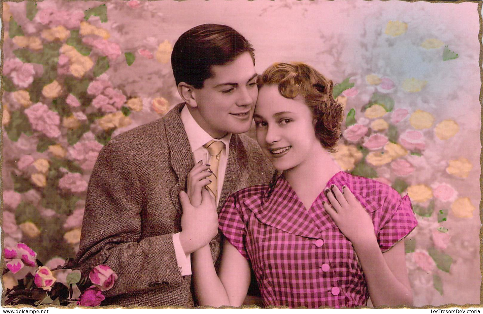 COUPLE - Mode - Robe Rose à Carreaux - Cravate Jaune - Blonde - FANTAISIE - Carte Postale Ancienne - Couples