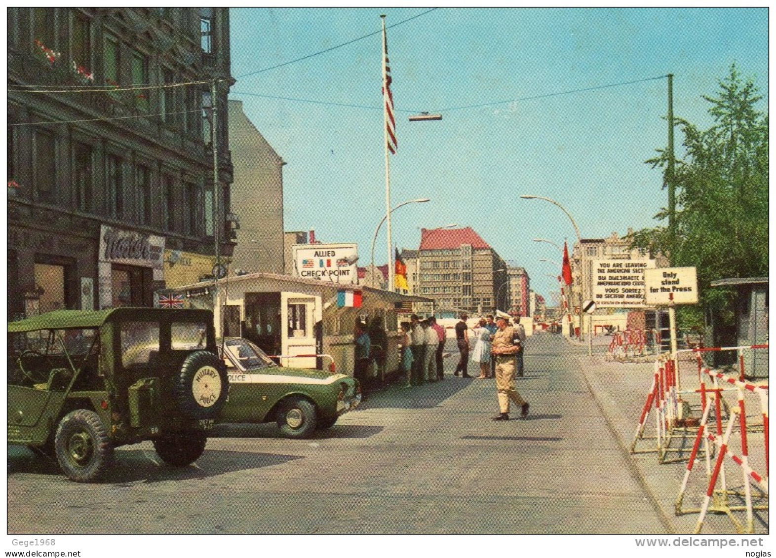 BERLIN FRIEDRICHSTRASSE  - FRONTIÈRE ZONE AMÉRICAINE - BELLE CARTE PHOTO COULEUR - Muro Di Berlino