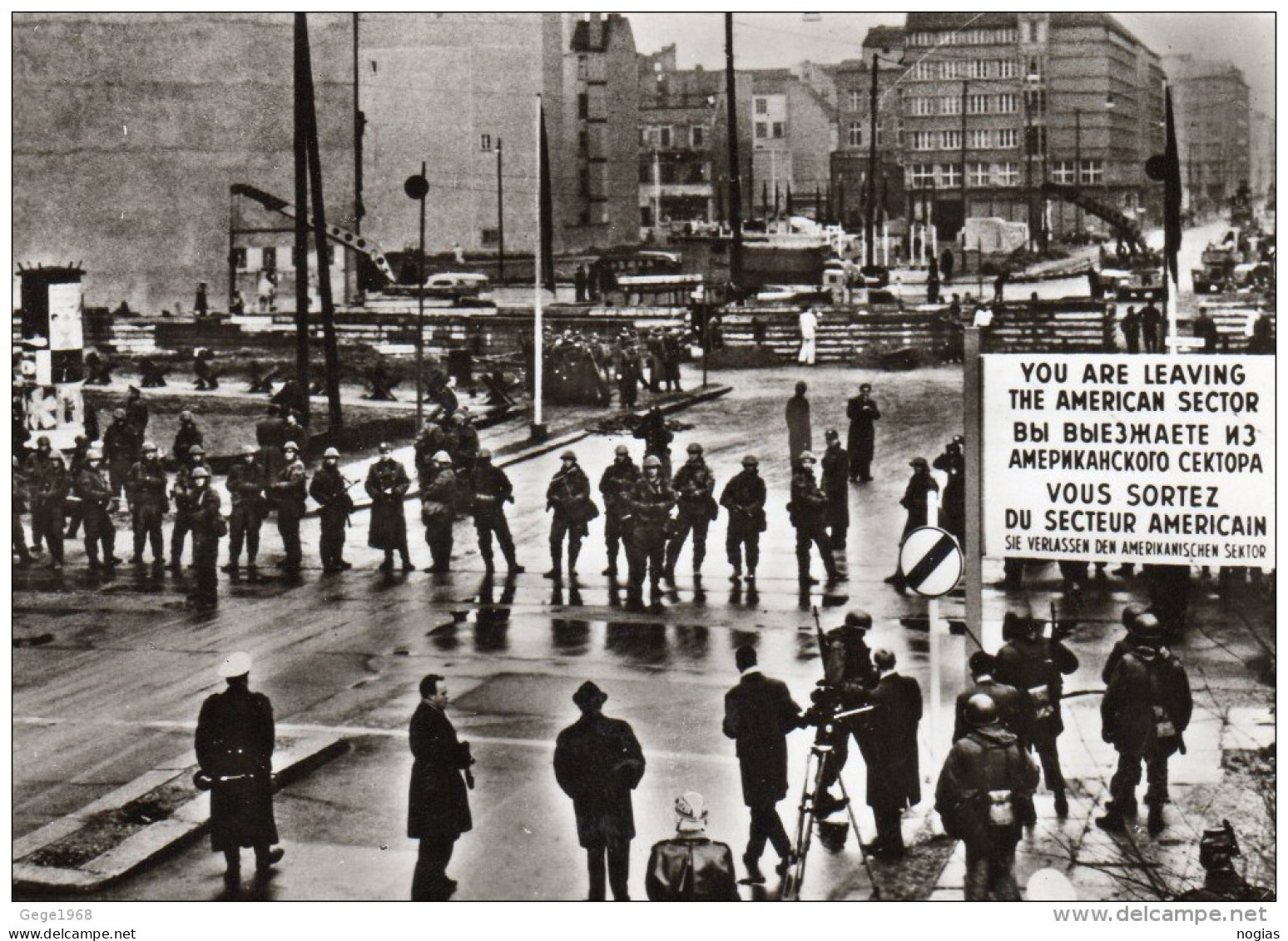 BERLIN FRIEDRICHSTRASSE  - FRONTIÈRE ZONE AMÉRICAINE - BELLE CARTE PHOTO - Muro De Berlin