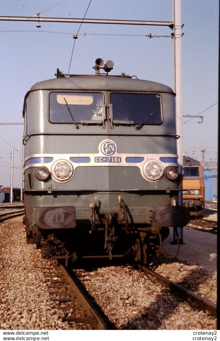 Photo Diapo Diapositive Slide Train Wagon Locomotive Electrique SNCF CC 7101 De Face à VSG Le 19/11/93 VOIR ZOOM - Diapositives