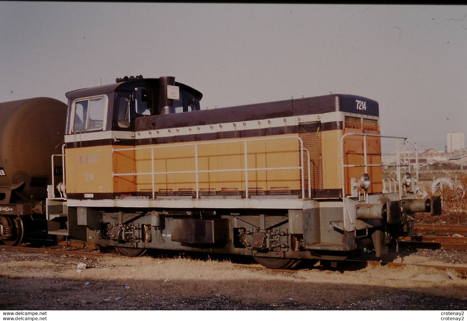 Photo Diapo Diapositive Slide Train Wagon Locomotive Locotracteur SNCF 7214 Et Citerne à VSG Le 29/11/93 VOIR ZOOM - Diapositives