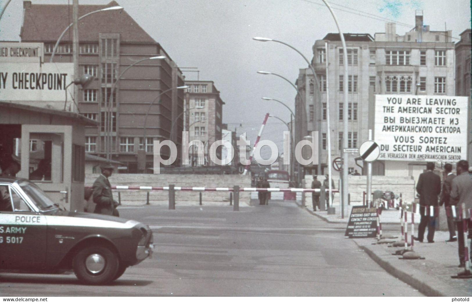 1961 USA ARMY MILITARY FORD TAUNUS 17M POLIZEI POLICE BERLIN GERMANY 35mm DIAPOSITIVE SLIDE NO PHOTO FOTO NB2650 - Diapositives