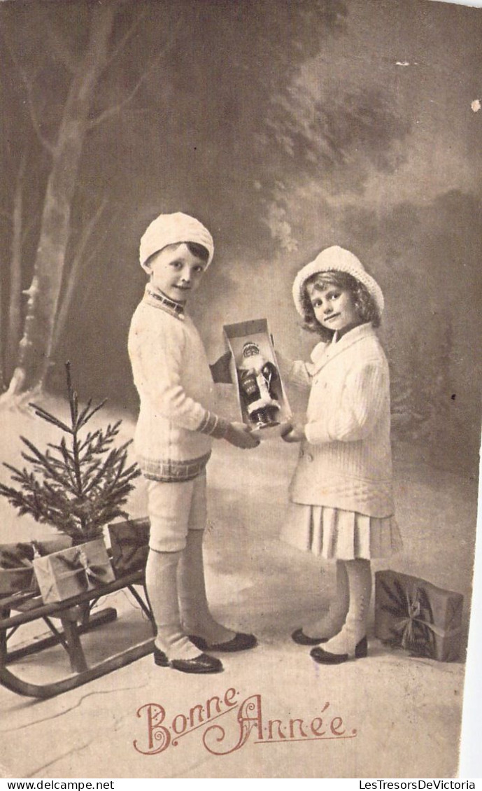 NOUVEL AN - Enfant - Sabots - Vêtements De Laine - Luge -  Carte Postale Ancienne - Nouvel An