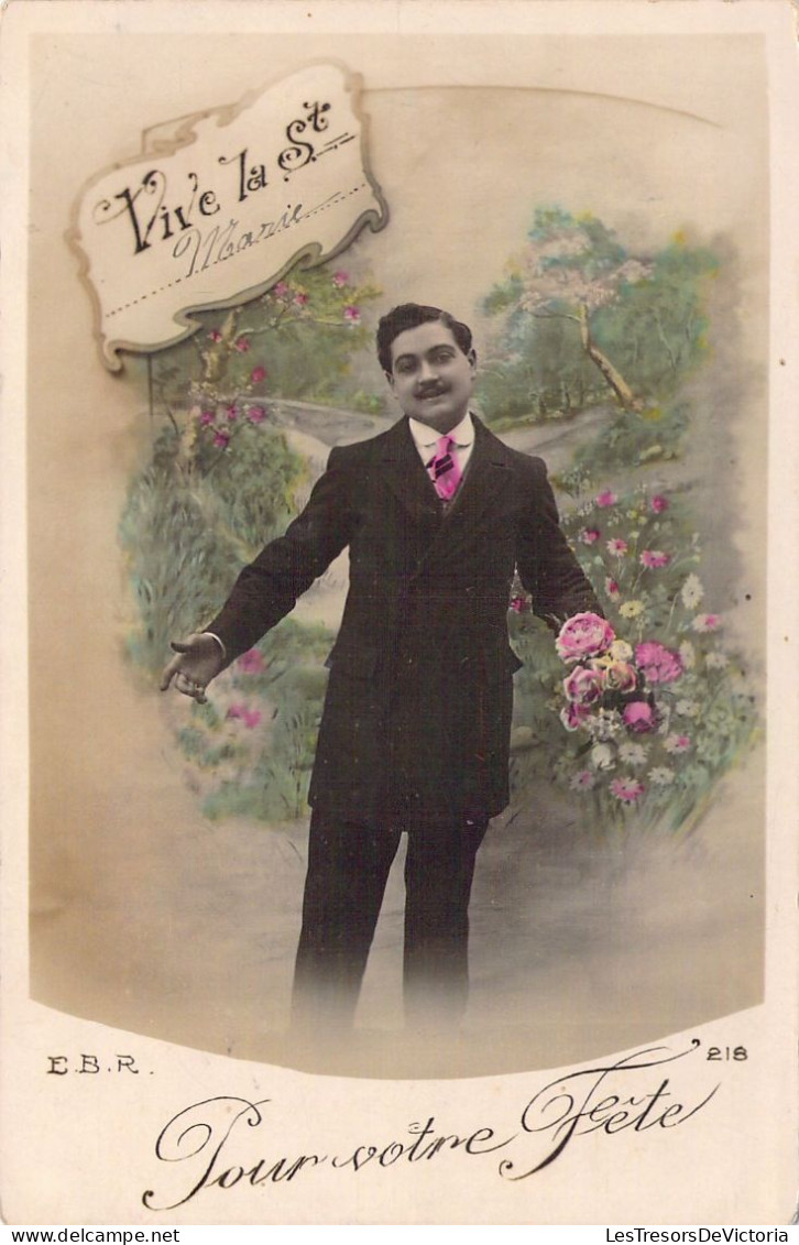 HOMMES - Fantaisie - Vive La Ste Marie - Homme En Costume Avec Des Fleurs à La Main - Carte Postale Ancienne - Männer