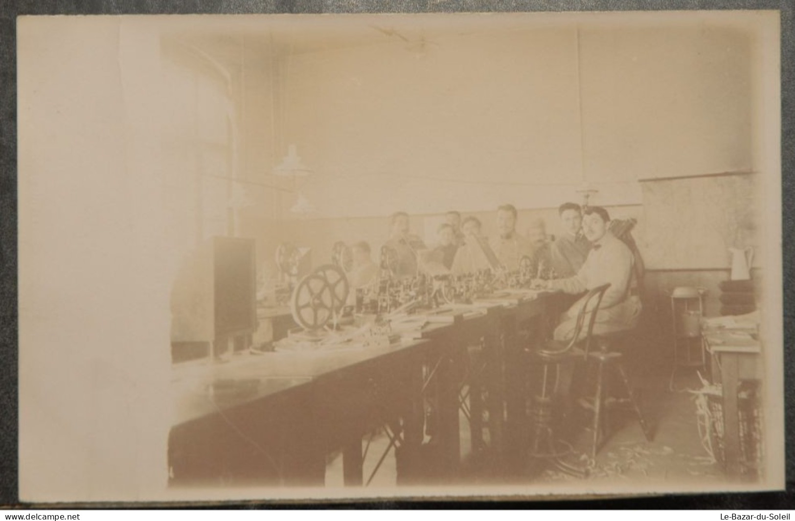 CP, Militaria, Carte Photo Groupe D'hommes A Identifier Laboratoire Photo ?? Métier A Identifier - Collections & Lots