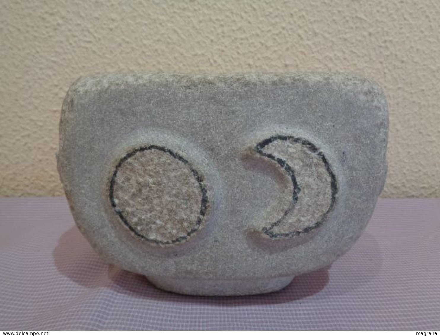 Escultura. Capitel De Piedra Caliza. Con Símbolos En Relieve. (2 Cruces Y El Ciclo Lunar). - Piedras Y Mármoles