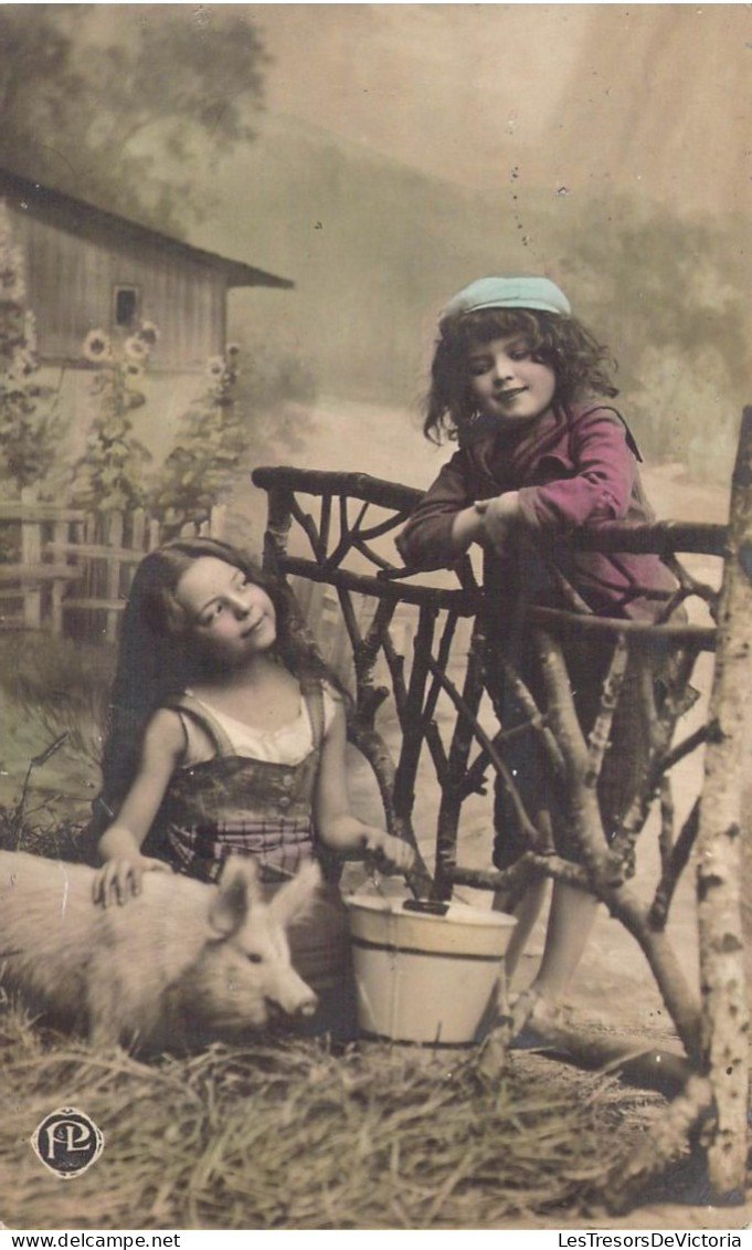 ENFANTS - SCENE & PAYSAGE - Jeune Fille Et Leur Petit Cochon - Chapeau Prairie  - Carte Postale Ancienne - Scenes & Landscapes