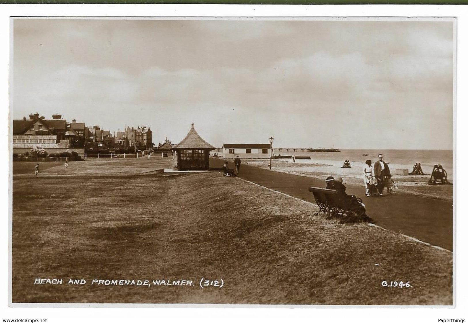Real Photo Postcard, Kent, Dover, Walmer, Beach And Promenade, House, Footpath, Seaview - Dover
