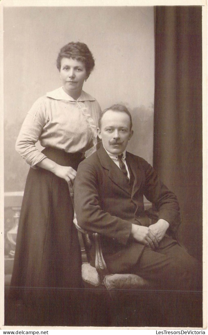 COUPLE - Un Homme Assis Sur Un Fauteuil Ca Femme Se Tient Debout Derriére Lui - Carte Postale Ancienne - Paare