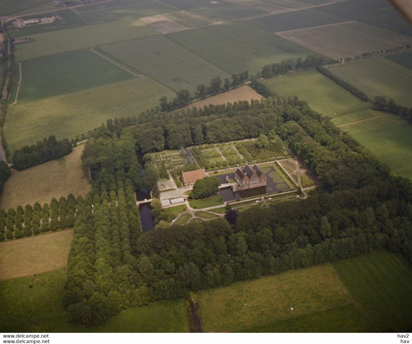 Uithuizen, Menkemaborg, Luchtfoto LF652 - Uithuizen