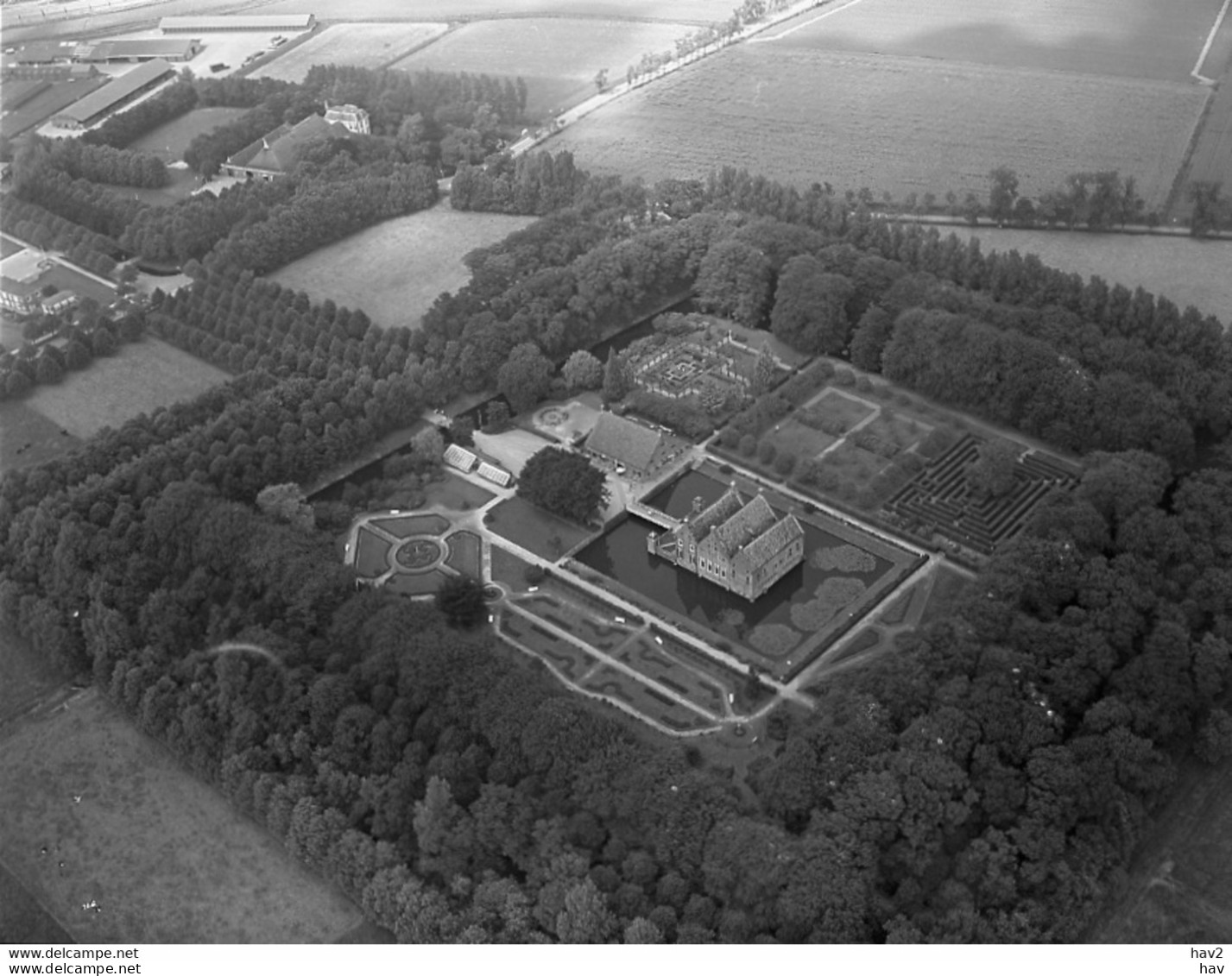 Uithuizen, Menkemaborg, Luchtfoto LF653 - Uithuizen