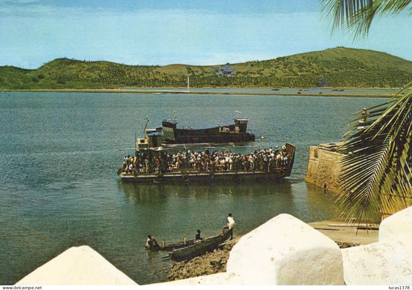 MAYOTTE / ARRIVEE DE LA BARGE A DZAOUDZI - Mayotte