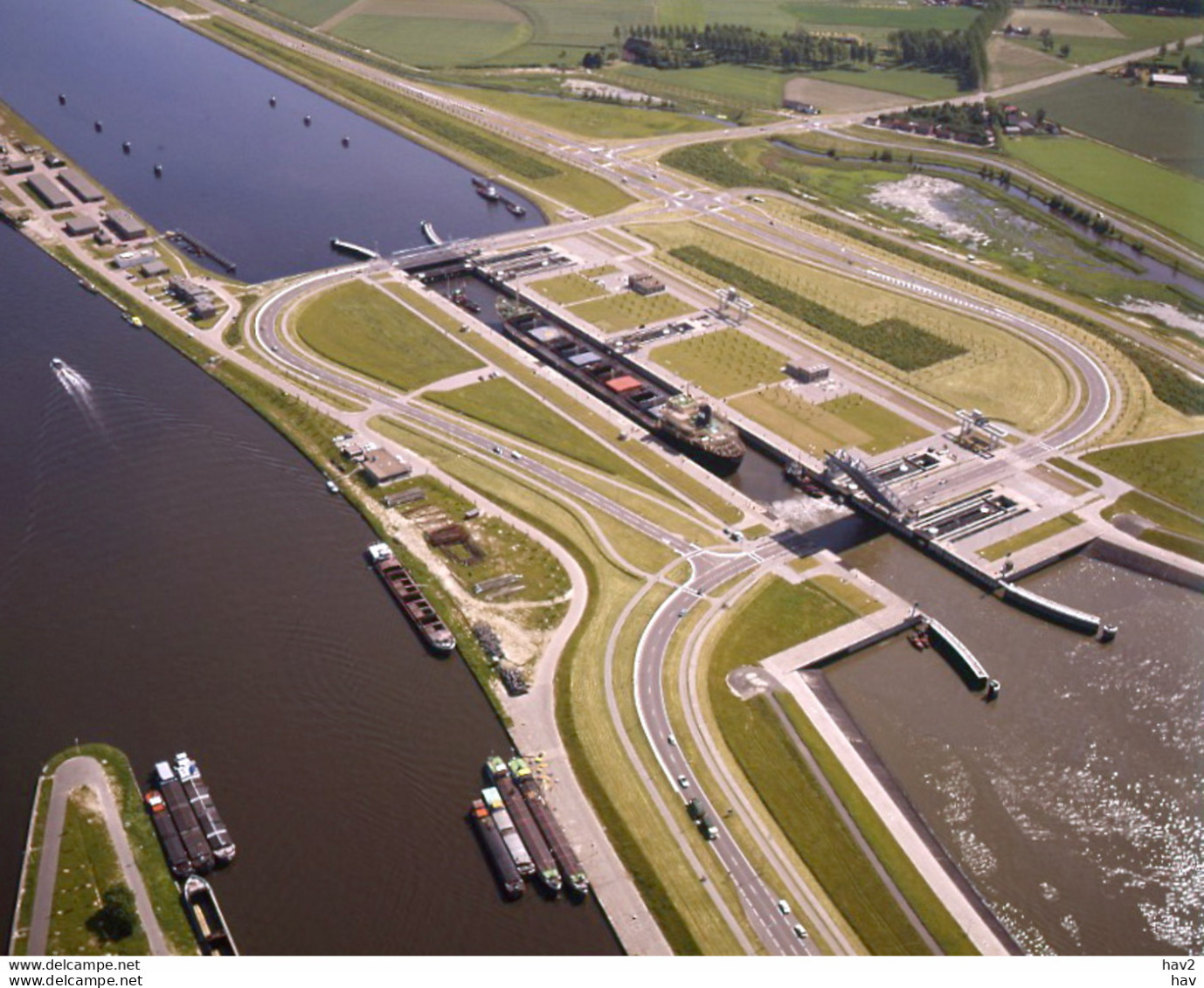 Terneuzen, Sluizen, Luchtfoto LF197 - Terneuzen