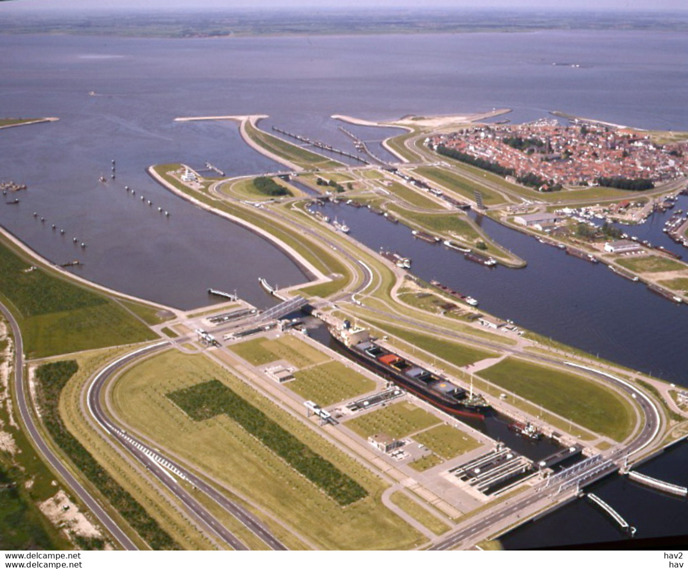 Terneuzen, Sluizen, Luchtfoto LF198 - Terneuzen