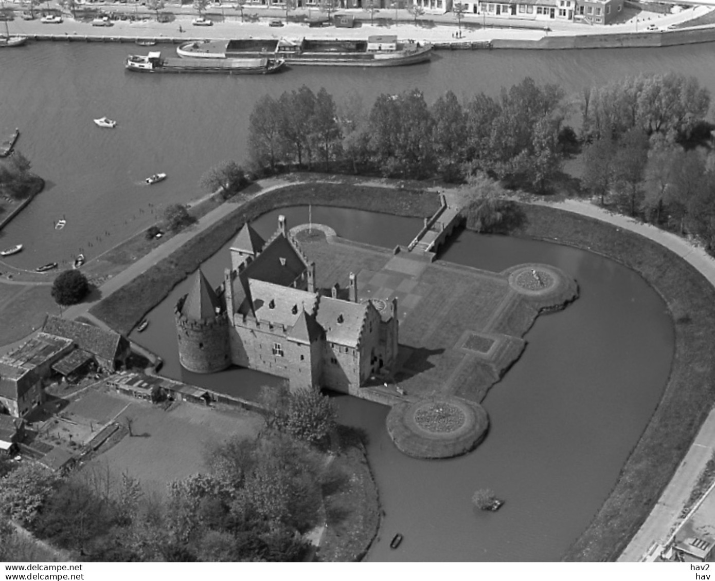 Medemblik, Kasteel Radboud, Luchtfoto LF240 - Medemblik